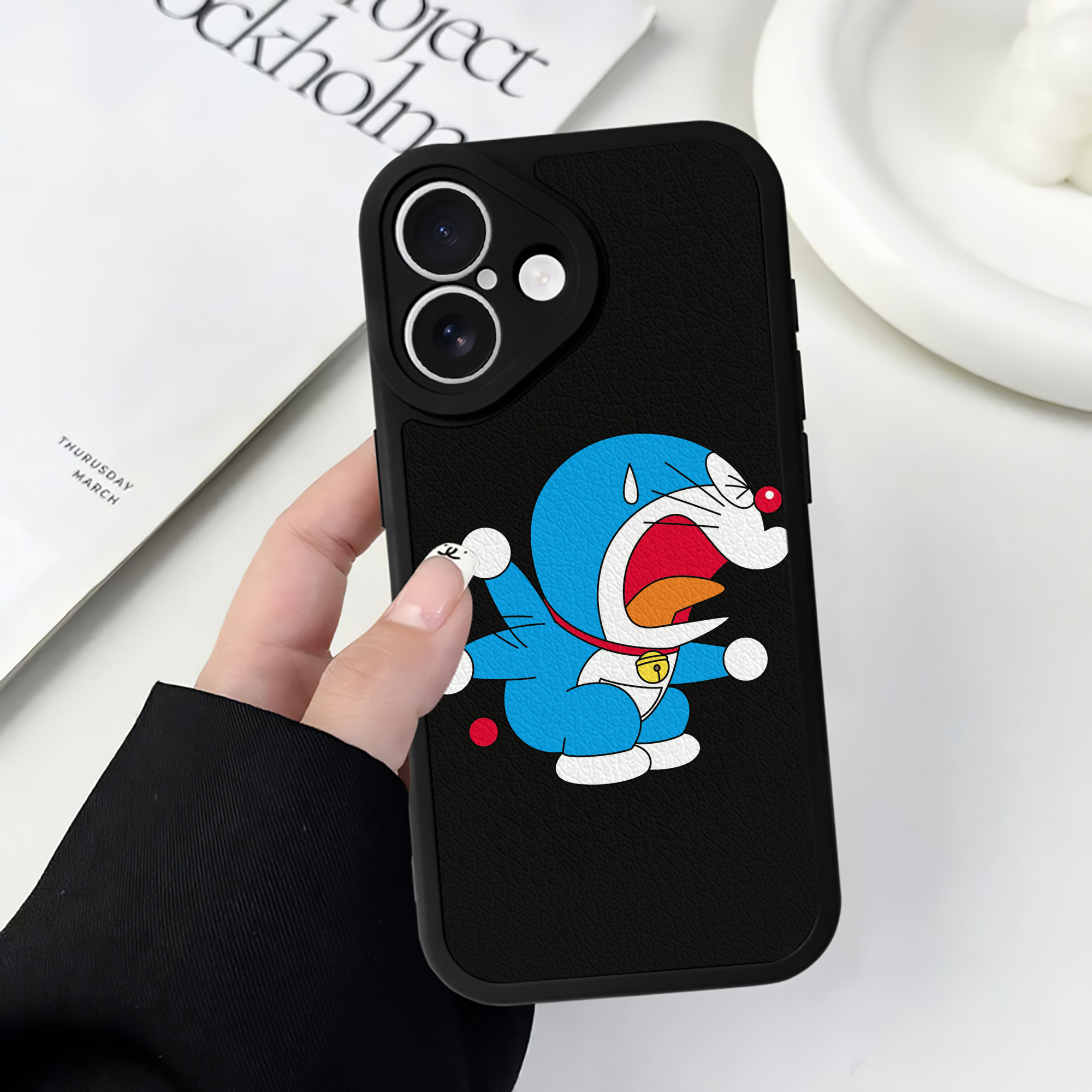 （画像用） ドラえもん Doraemon 【iPhone 16シリーズ対応】シリコンスマホケース（レザー調） 材質：シリコン